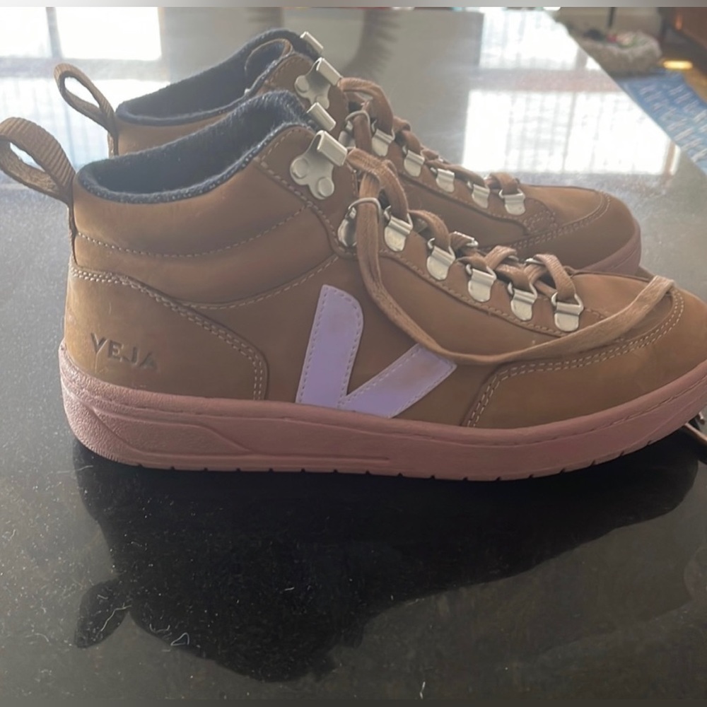 Veja Roraima Nubuck size 6 (will fit a size 7)